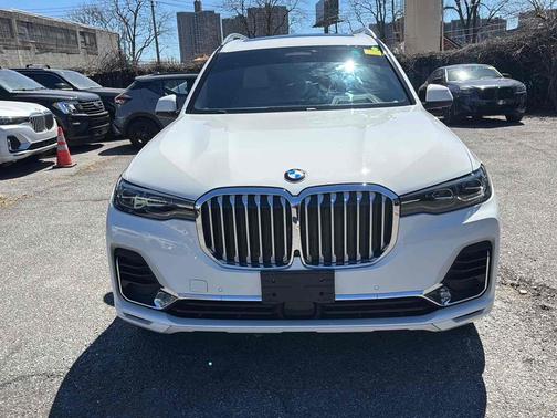 Alpine White 2022 BMW X7 xDrive40i Sports Activity Vehicle