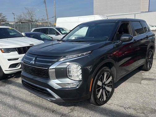 Graphite Gray 2025 Mitsubishi Outlander SE S-AWC
