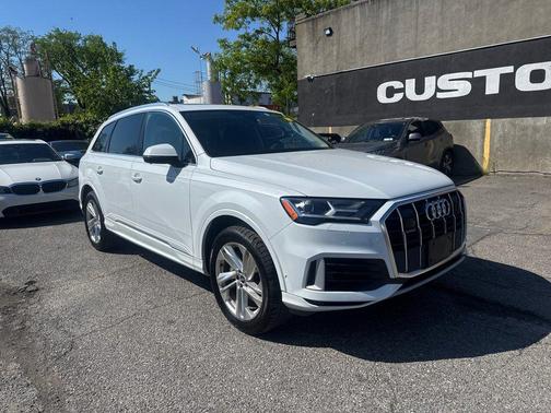 Mythos Black Metallic 2023 Audi Q7 55 Premium Plus
