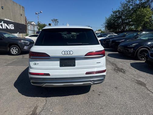 Mythos Black Metallic 2023 Audi Q7 55 Premium Plus