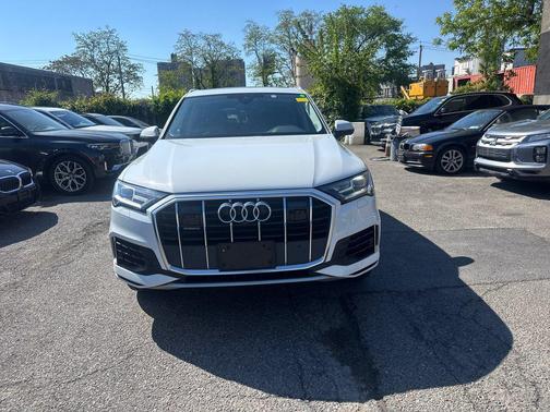 Mythos Black Metallic 2023 Audi Q7 55 Premium Plus