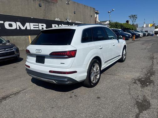 Mythos Black Metallic 2023 Audi Q7 55 Premium Plus