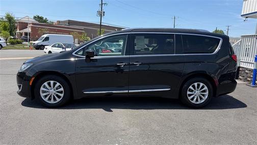 Brilliant Black Crystal Pearlcoat 2018 Chrysler Pacifica Touring-L