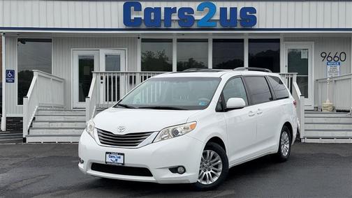 Super White 2013 Toyota Sienna XLE
