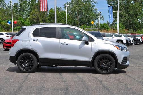 Silver Ice Metallic 2022 Chevrolet Trax LT