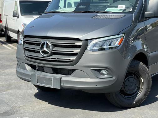 2025 Mercedes-Benz Sprinter 2500 144 WB Standard Roof Passenger