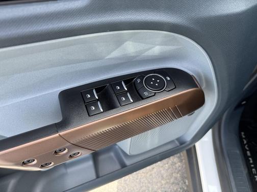 Oxford White 2024 Ford Maverick Lariat