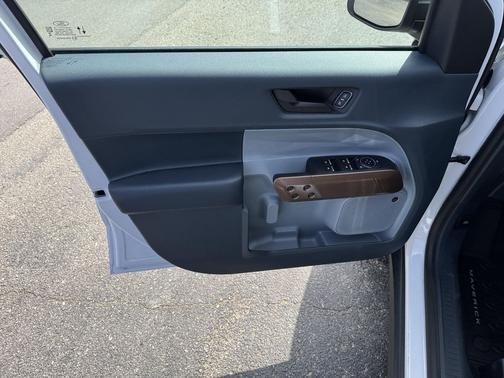 Oxford White 2024 Ford Maverick Lariat