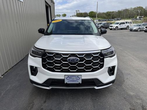 Star White Metallic Tri-Coat 2026 Ford Explorer Platinum