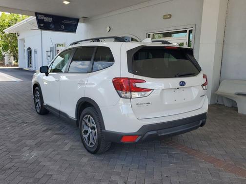 Crystal White Pearl 2020 Subaru Forester Premium
