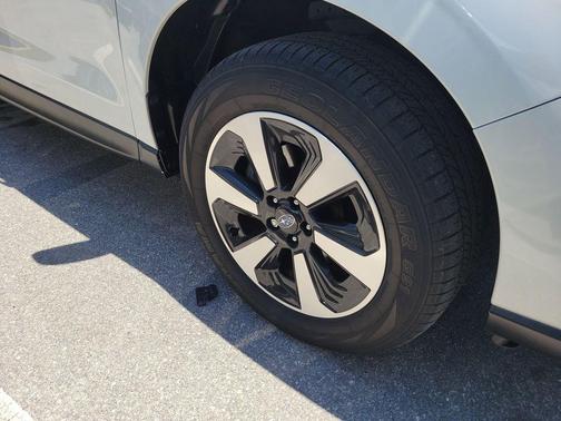 Crystal White Pearl 2018 Subaru Forester 2.5i Premium