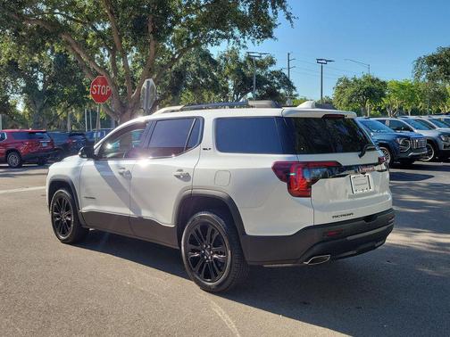 White Frost Tricoat 2023 GMC Acadia FWD SLT