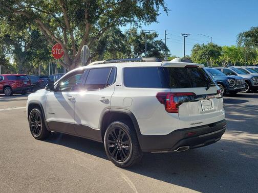White Frost Tricoat 2023 GMC Acadia FWD SLT