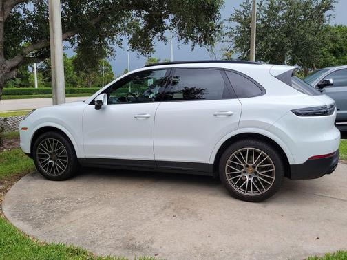 2023 Porsche Cayenne Platinum Edition