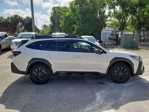 Crystal White Pearl 2025 Subaru Outback Onyx Edition