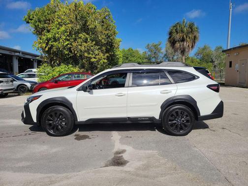 Crystal White Pearl 2025 Subaru Outback Onyx Edition