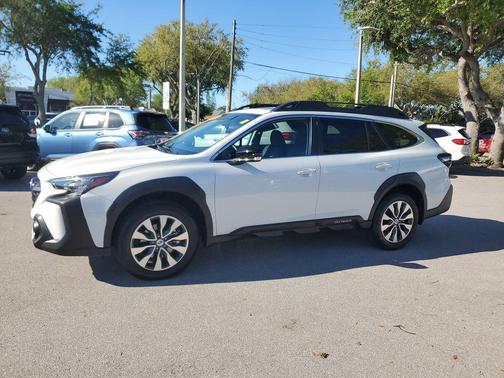 Crystal White Pearl 2023 Subaru Outback Limited