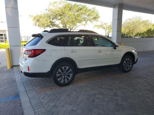 Crystal White Pearl 2017 Subaru Outback 3.6R Limited