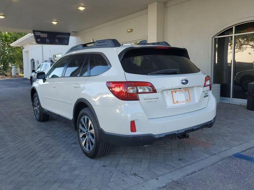 Crystal White Pearl 2017 Subaru Outback 3.6R Limited