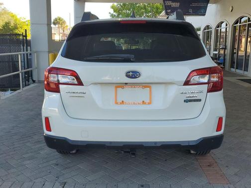 Crystal White Pearl 2017 Subaru Outback 3.6R Limited
