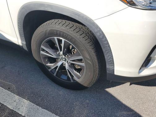 2019 Toyota Highlander LE I4