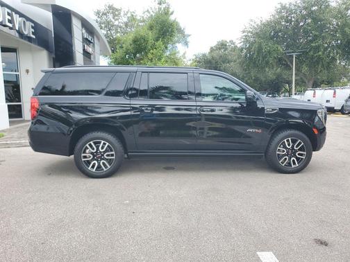 2023 GMC Yukon XL 4WD AT4