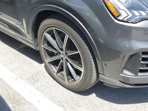 Samurai Gray Metallic 2023 Audi Q7 55 Prestige