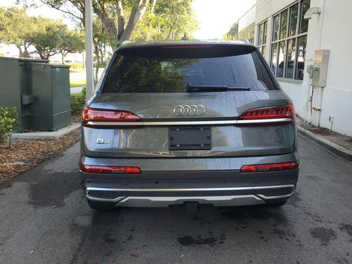 Samurai Gray Metallic 2022 Audi Q7 45 Premium Plus