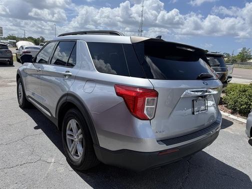 Iconic Silver Metallic 2022 Ford Explorer XLT