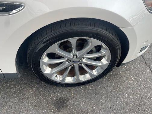 White Platinum Metallic Tri-Coat 2018 Ford Taurus Limited