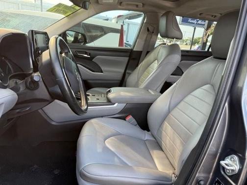 Magnetic Gray Metallic 2021 Toyota Highlander XLE