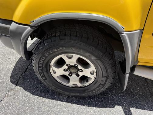 Solar Yellow Clearcoat 2001 Nissan Xterra XE-V6