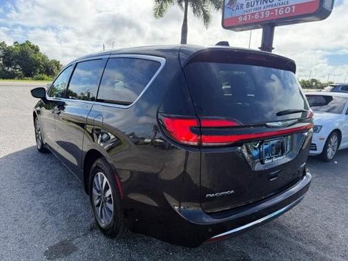 Black 2024 Chrysler Pacifica Hybrid Select