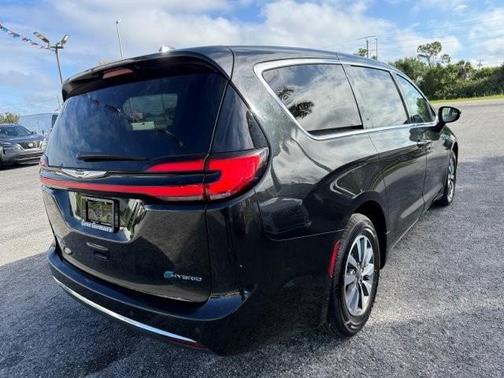 Black 2024 Chrysler Pacifica Hybrid Select