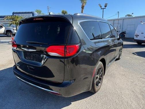 2018 Chrysler Pacifica Touring-L