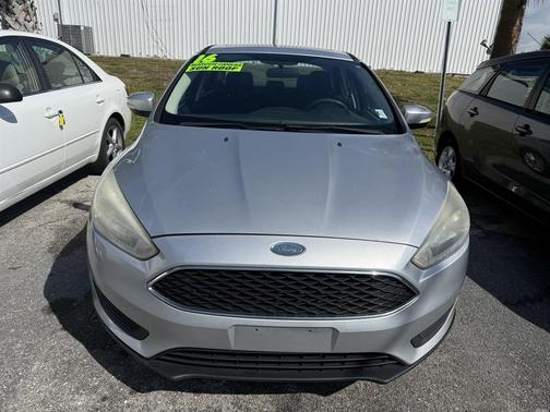 Ingot Silver 2016 Ford Focus SE