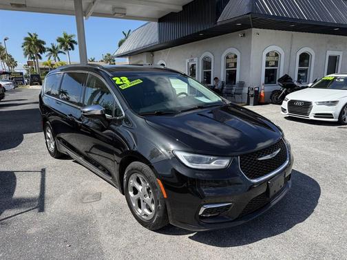 Brilliant Black Crystal Pearlcoat 2023 Chrysler Pacifica Limited
