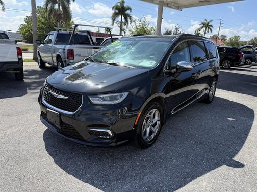 Brilliant Black Crystal Pearlcoat 2023 Chrysler Pacifica Limited