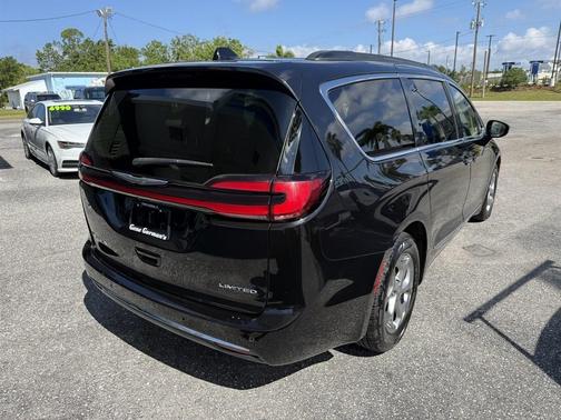 Brilliant Black Crystal Pearlcoat 2023 Chrysler Pacifica Limited