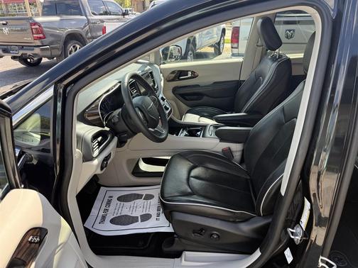 Brilliant Black Crystal Pearlcoat 2023 Chrysler Pacifica Limited