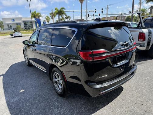 Brilliant Black Crystal Pearlcoat 2023 Chrysler Pacifica Limited