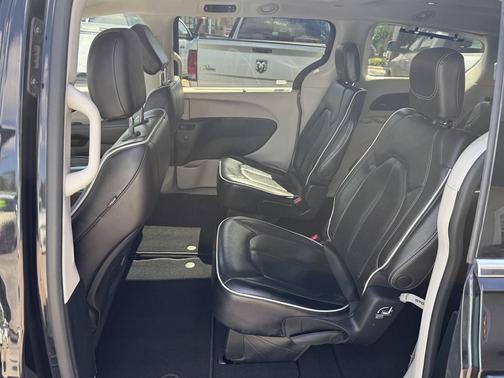 Brilliant Black Crystal Pearlcoat 2023 Chrysler Pacifica Limited