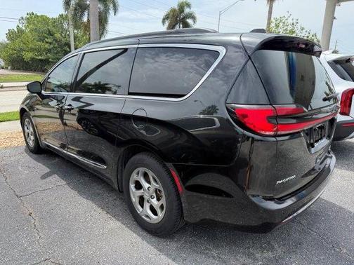 Brilliant Black Crystal Pearlcoat 2023 Chrysler Pacifica Limited