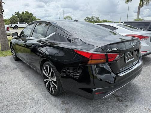 Super Black 2022 Nissan Altima SR FWD