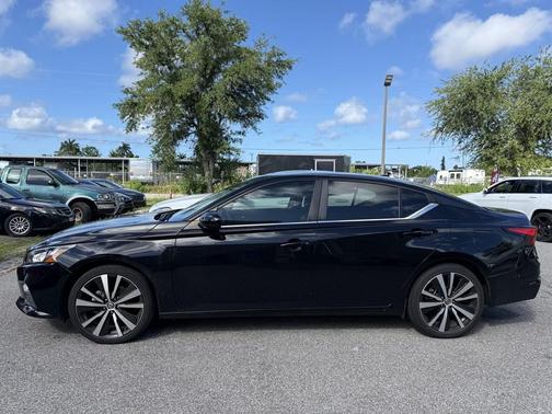 Super Black 2022 Nissan Altima SR FWD