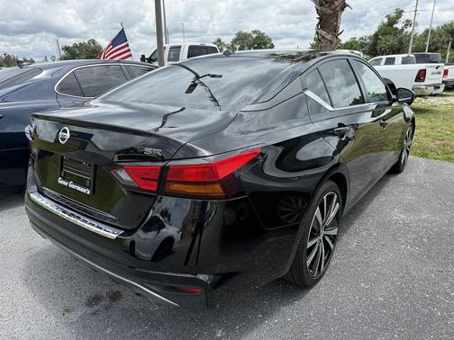 Super Black 2022 Nissan Altima SR FWD