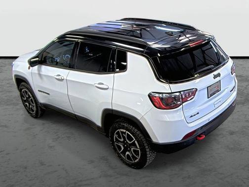 Bright White Clearcoat 2025 Jeep Compass Trailhawk