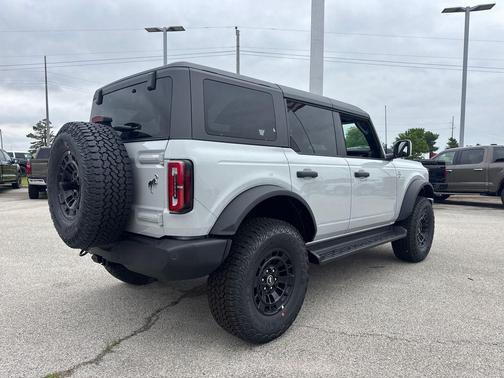 Avalanche Gray 2026 Ford Bronco Outer Banks
