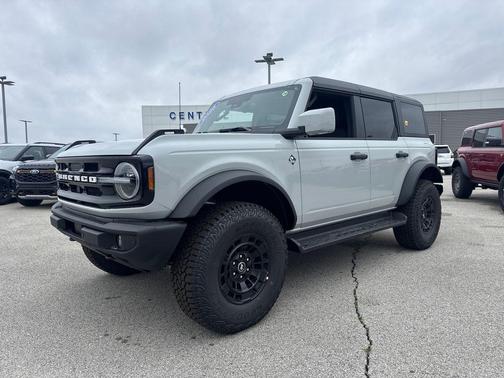 Avalanche Gray 2026 Ford Bronco Outer Banks