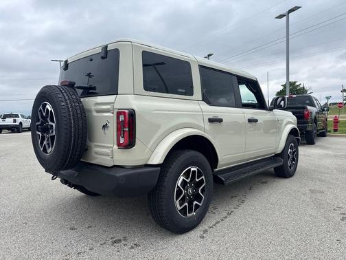Desert Sand 2026 Ford Bronco Outer Banks